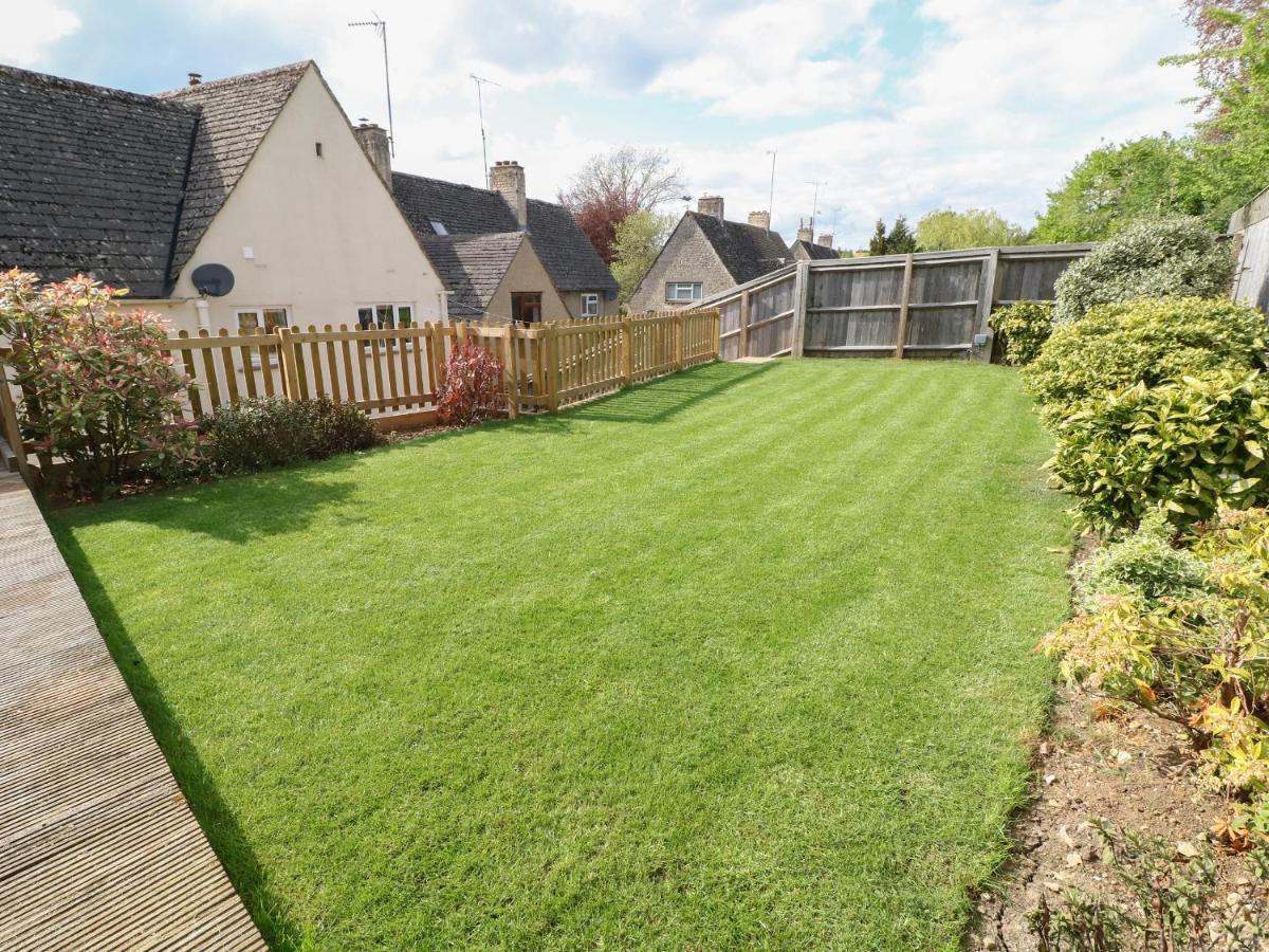 White Stones Villa Burford Exterior photo